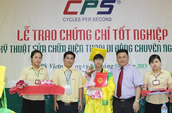 Anh Nguyễn Hoàng Nam trong ngày nhận chứng chỉ tốt nghiệp của CPS Việt Nam
